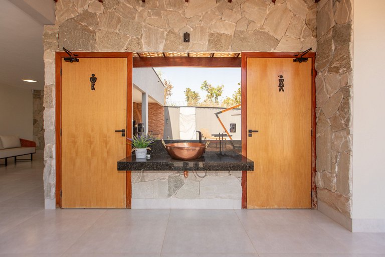 Casa Luxuosa Recém Construída com Piscina e Hidro