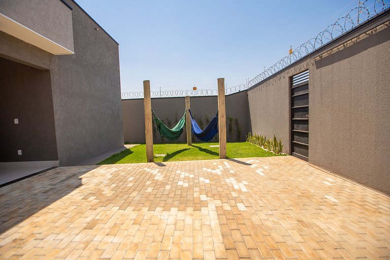 Casa Luxuosa Recém Construída com Piscina e Hidro