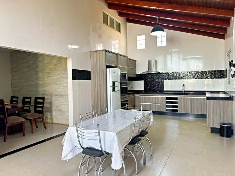 Casa 7 Quartos e Piscina no Centro de Caldas Novas