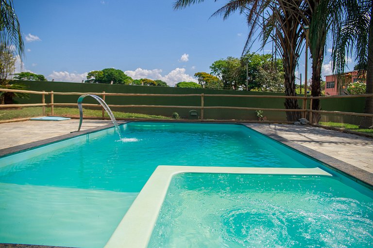 Refúgio no Campo: 4 Suítes Piscina, 10min Hot Park