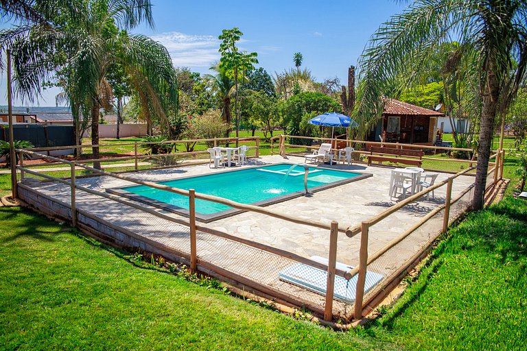 Refúgio no Campo: 4 Suítes Piscina, 10min Hot Park