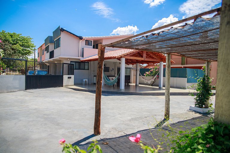 Sobrado Feliz: 4 Suítes, Piscina | 10min Hot Park