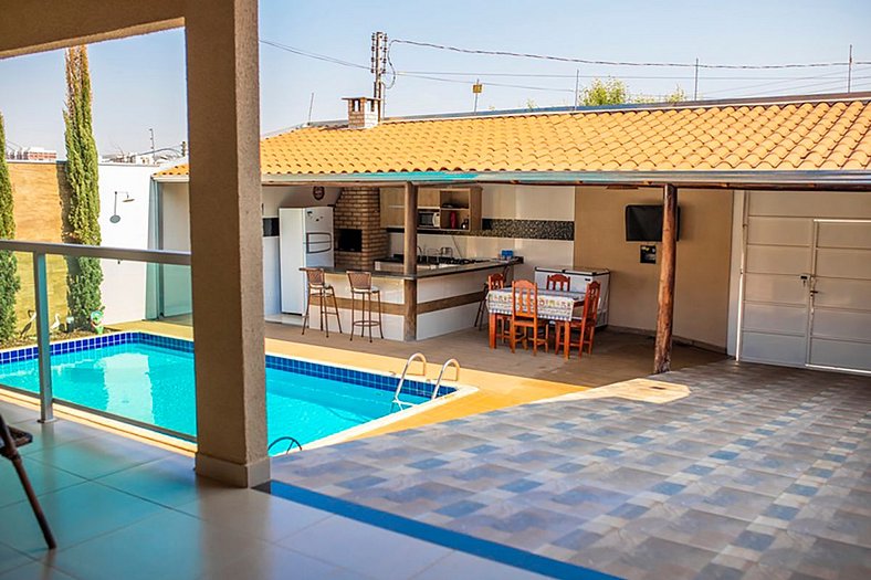 Casa c/4 quartos e Piscina - Excelente localização