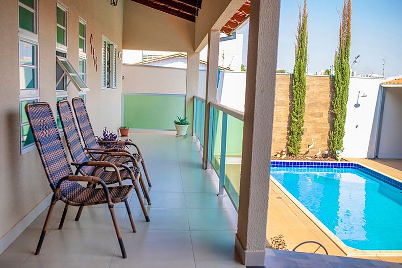 Casa c/4 quartos e Piscina - Excelente localização