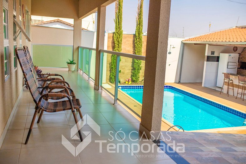 Casa c/4 quartos, sendo 3 suítes, wi-fi e piscina no centro