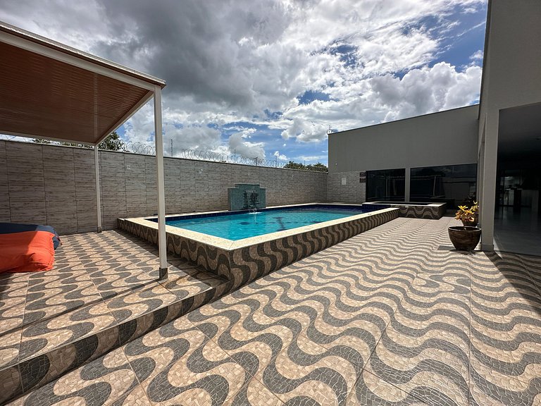 Casa com 2 quartos, piscina e mesa de sinuca