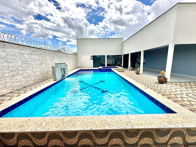 Casa com 2 quartos, piscina e mesa de sinuca