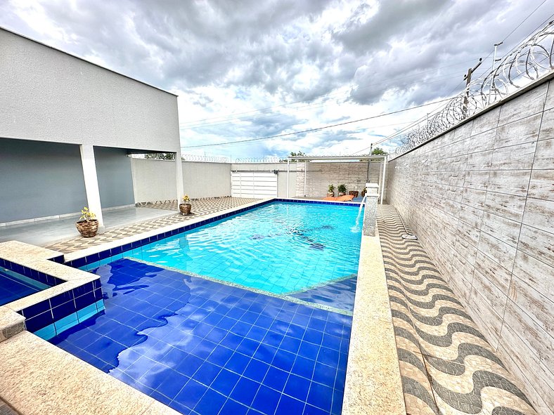 Casa com 2 quartos, piscina e mesa de sinuca