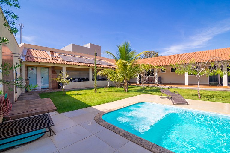 Casa com amplo espaço verde, 4 Suítes e Piscina