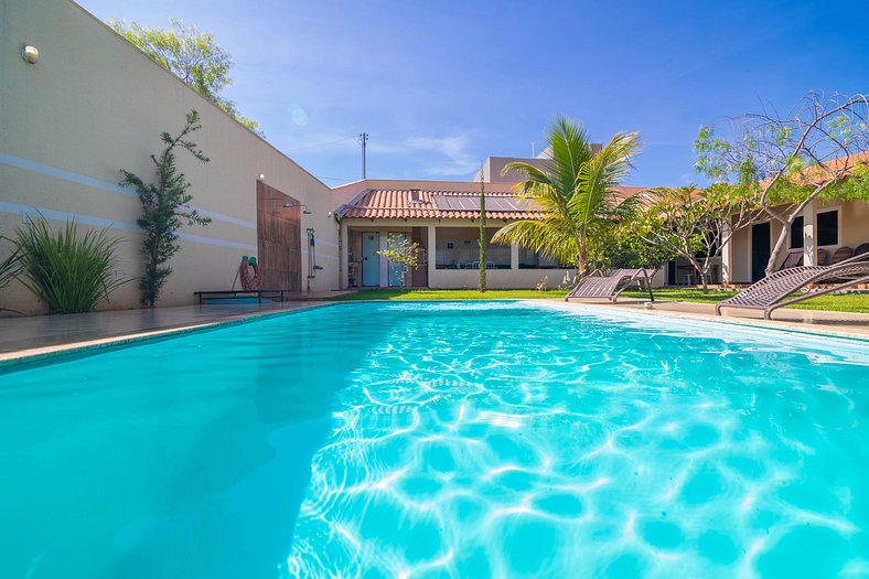 Casa com amplo espaço verde, 4 Suítes e Piscina