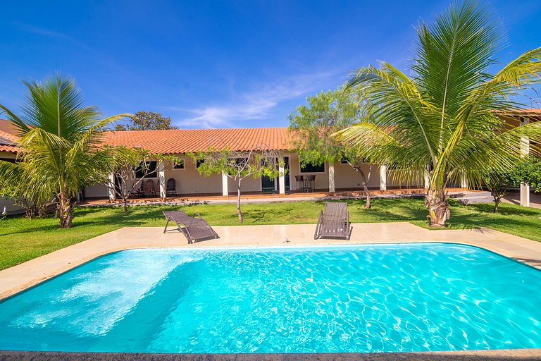 Casa com amplo espaço verde, 4 Suítes e Piscina