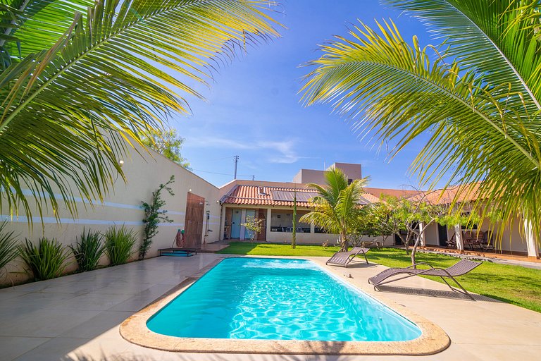 Casa com amplo espaço verde, 4 Suítes e Piscina