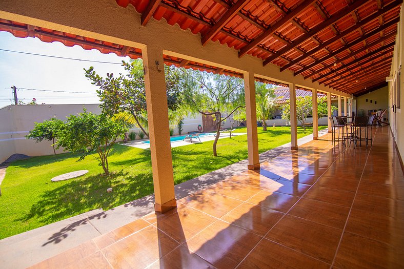 Casa com amplo espaço verde, 4 Suítes e Piscina