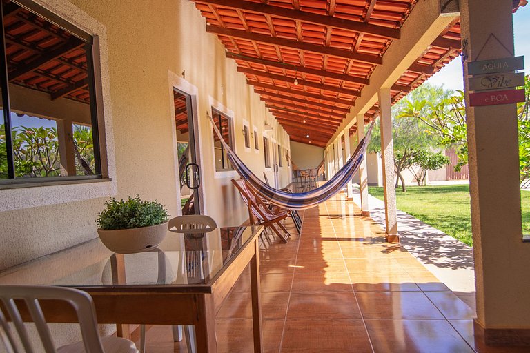 Casa com amplo espaço verde, 4 Suítes e Piscina