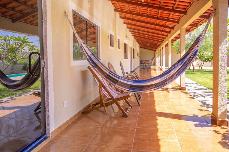 Casa com amplo espaço verde, 4 Suítes e Piscina