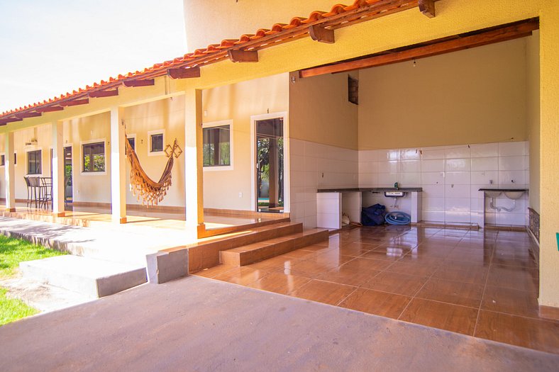 Casa com amplo espaço verde, 4 Suítes e Piscina