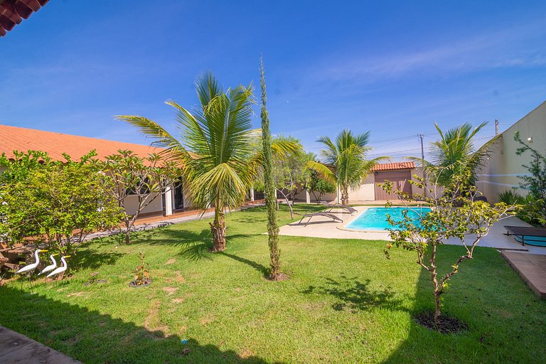 Casa com amplo espaço verde, 4 Suítes e Piscina