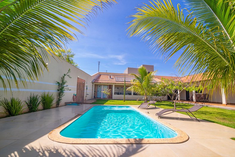 Casa com amplo espaço verde, 4 Suítes e Piscina