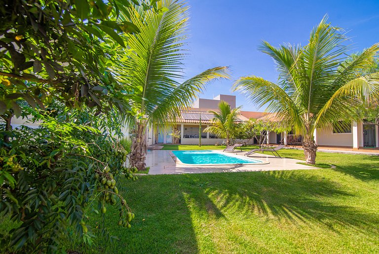 Casa com amplo espaço verde, 4 Suítes e Piscina