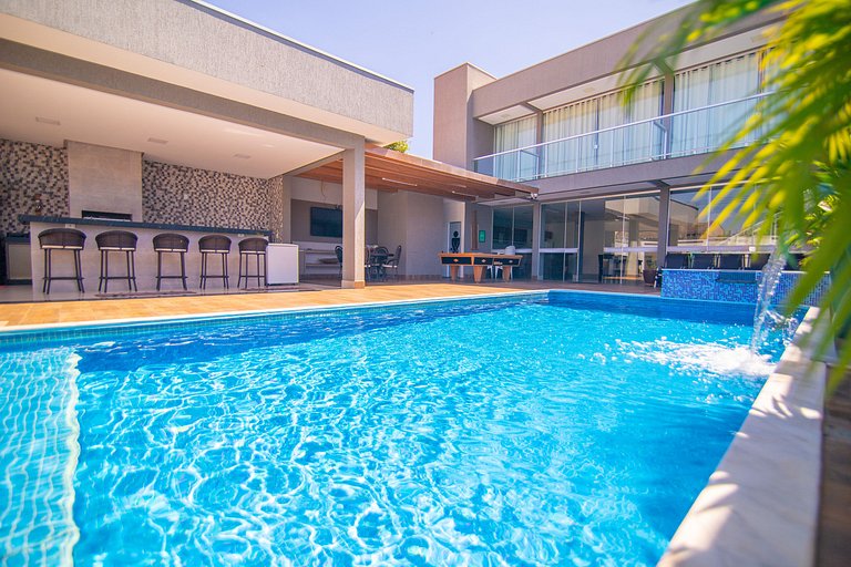 Sobrado Luxuoso c/ 3 Suítes e Piscina Quente