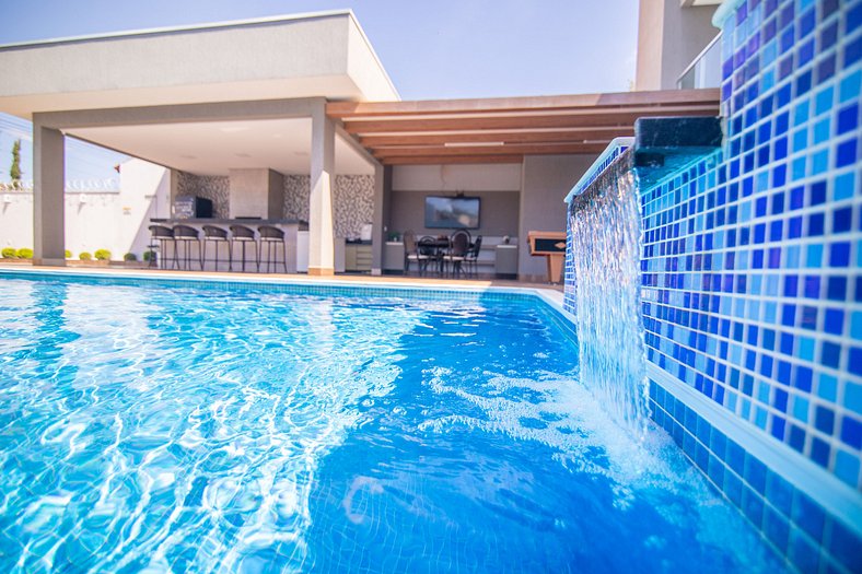 Sobrado Luxuoso c/ 3 Suítes e Piscina Quente