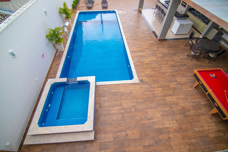 Sobrado Luxuoso c/ 3 Suítes e Piscina Quente