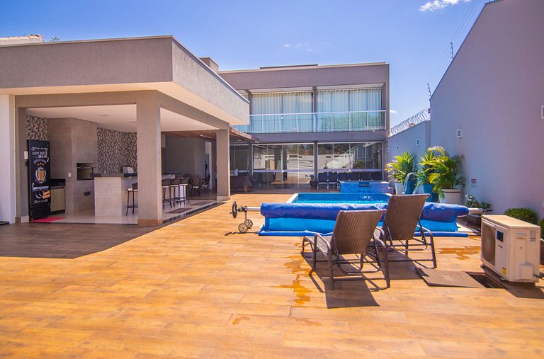 Sobrado Luxuoso c/ 3 Suítes e Piscina Quente